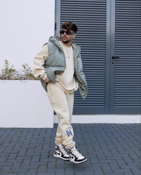 Stylish Sneakers Outfit, Roddy Ricch, Sneakers Outfit Men, Nike Off White, Streetwear Inspiration, Tracksuit Outfit, Trendy Boy Outfits, Men Street Fashion, Jordan Outfits