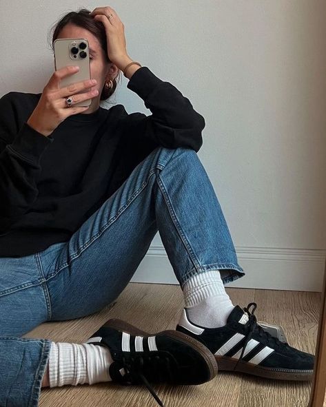 Black Adidas Outfit, Samba Adidas Outfit, Adidas Gazelle Outfit, Adidas Samba Black, Looks Adidas, Adidas Outfit Women, Adidas Samba Outfit, Samba Outfit, Adidas Spezial