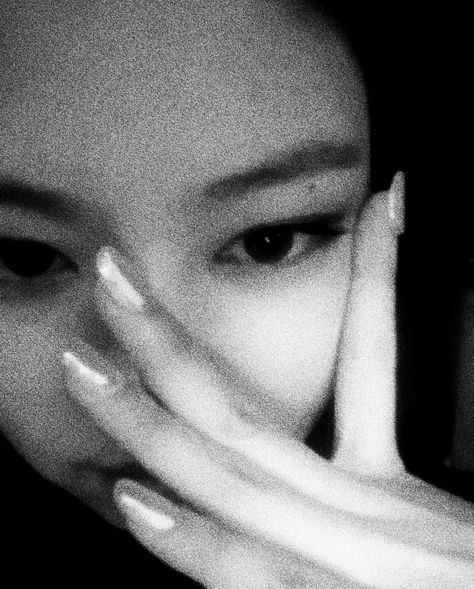 Celebrity Black And White Aesthetic, Jennie Icons Black And White, Blackpink Jennie Black And White, Jennie Black And White, Jennie Selfie, Jennie Pfp, Nicki Minaj Quotes, Ruby Jane, Self Portrait Poses