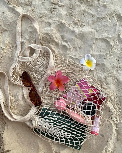 Beach Photo Aesthetic, Beach Dump, Girl Beach Aesthetic, Aesthetic Rosa, Summer Dump, Dump Photos, Beach Market, Tropical Aesthetic, Beach Girl Aesthetic