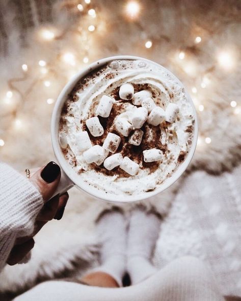 Hot Chocolate with Marshmallows Winter Coffee, Marshmallow Creme, Winter Inspo, Wallpaper Laptop, Christmas Photography, Cabin In The Woods, Christmas Mood, Winter Aesthetic, Winter Activities