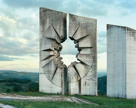 Kadinjača, Serbia. Brutalist Sculpture, Monumental Architecture, Brutalism Architecture, Brutalist Architecture, Paris Photos, Concrete Blocks, Arte Horror, Brutalism, Public Art