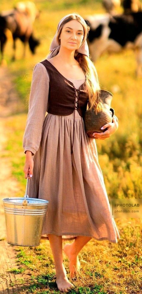 Peasant Woman Aesthetic, American Pioneers Aesthetic Outfit, Farm Women Outfits, Shepherdess Aesthetic, Peasant Girl Aesthetic, Medieval Peasant Girl, Medieval Peasant Woman, Medieval Farmer, Farm Outfit Women