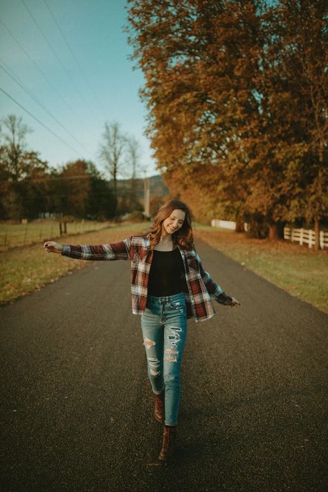 Senior Fall Photoshoot Ideas, Senior Year Picture Outfits, Fall Senior Outfits, Senior Picture Fall Outfits, Flannel Senior Pictures, Fall Senior Pictures Outfits Plus Size, Senior Fall Pictures, Teen Fall Photoshooting Ideas, Fall Sunset Senior Pictures