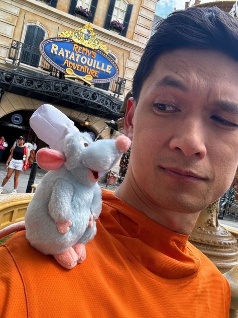 Harry Shum Jr | Last time I was here was when I was 5 years old and today I turned into that age again 🪄 🌟 💥 @waltdisneyworld still has it #ThisIsMagic | Instagram Glee Cast, Darren Criss Glee, Mike Chang, Harry Shum Jr, Harry Shum, I Was Here, Fav Celebrities, Darren Criss, Glee