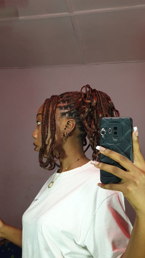 Short Braids With Curly Tips, Short Feather Braids, Y2k Braid Hairstyle, Y2k Layered Braids, Big Layered Braids, Short Braids Hairstyles With Curls, Short Brown Box Braids, Layers Braids For Black Hair, Short Brown Braids For Black Women