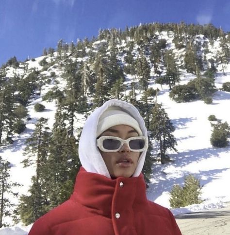 Sunglasses For Your Face Shape, Estilo Madison Beer, Snow Trip, Winter Inspo, Ski Season, Foto Tips, Winter Fits, Apres Ski, Winter Aesthetic