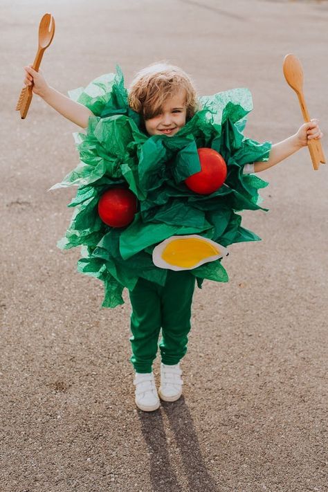 Parents, you're in luck. If you weren't able to snag the Halloween costume of your child's dream, fear not. We've gathered our top 5 easy Halloween costumes for kids. These simple DIY costumes are still a funny show stopper for your little booger to enjoy trick or treating. Theme Clothes, Childrens Halloween Costumes, Halloween Outfit Ideas, Diy Halloween Costumes For Kids, Homemade Halloween Costumes, Food Costumes, Diy Halloween Costumes Easy, Haunted Halloween, Black Halloween Dress