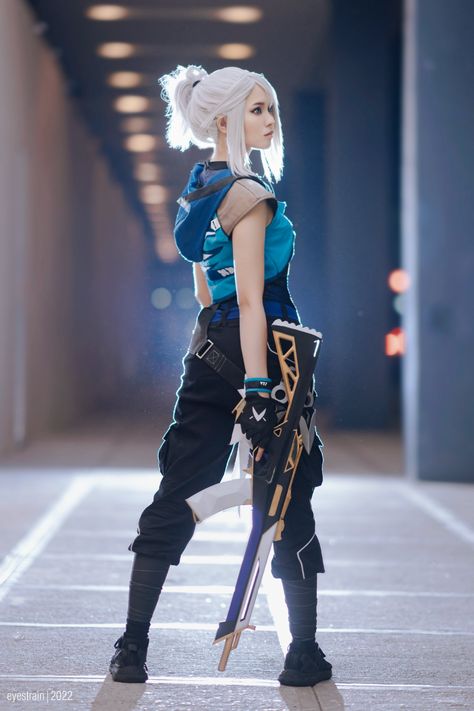 Tech Pose Reference, Cosplay Posing Ideas, Jett Cosplay Valorant, Pose Reference Photo Action, Bazooka Pose Reference, Cosplay Photography Poses, Cosplay Poses Ideas, Powerful Female Poses, Jet Valorant