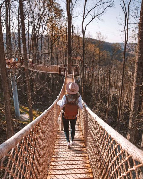 Planning a trip to Gatlinburg with your significant other and looking for some suggestions on what to do? Then you have come to the right place! In this post, I have gathered a list of the best things to do in Gatlinburg and Pigeon Forge for couples. Keep reading for the top things to do in Gatlinburg and Pigeon Forge for Couples! | Smoky mountain national park | Gatlinburg Tennessee | cabins with hot tubs | Pigeon forge Tennessee | Gatlinburg Photo Spots, Pigeon Forge Tn Things To Do, Pigeon Forge Hikes, Gatlinburg Couple Pictures, Weekend In Pigeon Forge, Outfits For Gatlinburg Tn Spring, Gatlinburg Tennessee Things To Do In March, Pigeon Forge Things To Do, Things To Do In Smoky Mountains