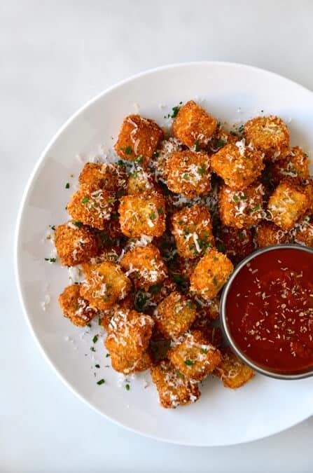 Eggplant Bites, Marinara Dipping Sauce, Parmesan Bites, Eggplant Recipes Healthy, Healthy Eggplant, Buka Puasa, Superbowl Snacks, Eggplant Parmesan, Tater Tots