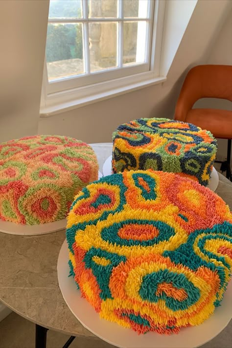 Cake Challenge Ideas, Trippy Cake Ideas, Funky Cake Ideas, Cool Cakes Crazy, Crazy Cake Ideas, Trippy Cake, Shag Rug Cake, Fuzzy Cake, Crazy Cakes Design