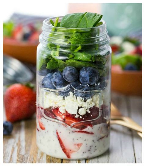 33 Healthy Mason Jar Salads - Red, White and Blue Mason Jar Salad Essen, Mason Jar Lunch, Salad Jar Recipe, Homemade Pesto Sauce, Homemade Greek Yogurt, Jar Salads, Blueberry Salad, Jar Salad, Queso Panela