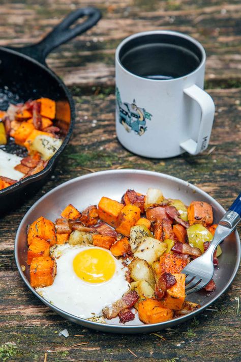 Camping Aesthetic Food, Camp Stove Breakfast, Cold Camping Meals, Healthy Camping Breakfast, Cabin Breakfast Ideas, Camping Meals For Two, Autumn Breakfast Recipes, Camping Thanksgiving Dinner, Vanlife Recipes