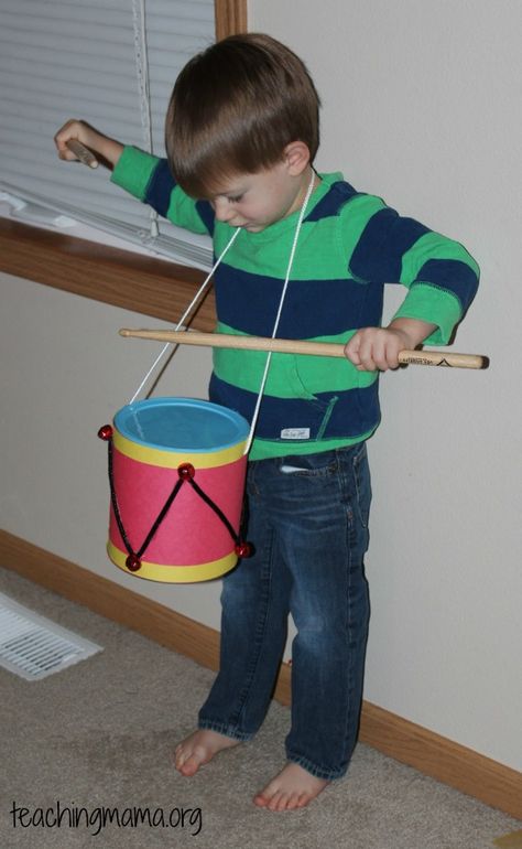 playing the drum Uses For Listerine, Homemade Drum, Diy Drum, Drum Lessons For Kids, Drum Craft, Music Instruments Diy, Diy Drums, Instrument Craft, Diy Montessori Toys