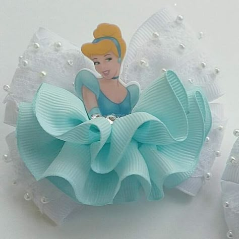 Disney Princess Hair, Cinderella Hair, Disney Hair Bows, Princess Hair Bows, Disney Hair, Ribbon Sculpture, Diy Bebe, Princess Hair, Bow Ideas