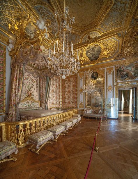 Chambre de la Reine à Versailles | JB Perraudin | Flickr Luxury Ceiling Design, Royal Room, Castle Rooms, Arundel Castle, Chateau Versailles, Palace Interior, Royal Residence, Palace Of Versailles, House Design Photos