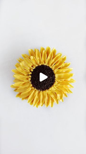 Sugar & Fl🌸ur Cakes on Instagram: "#buttercream #sunflower #cupcakes  .  I ADORE SUNFLOWERS! I always think they are nature's way of lighting up our day! Don't you? 😍 .  Absolutely love doing this design on a cupcake and how sunny it looks! 😁 Super easy to make too!  .  Piping Tips Used : 81, 0/1, 13 .  🔸Red Velvet Cupcake filled with Cream Cheese Frosting and Decorated with Vanilla Buttercream.  . .  .  .  .  .  .  .  .  .  .  #buttercreamflower #floralcupcakes #flowercupcakes #buttercreamfloral #cupcakereels #cupcaketutorial #flowerpiping #pipingflowers #cupcakevideo #cupcakedecorating #cupcakeadddict #homebakersofinstagram #cupcakeart #cupcakesofinstagram #bakersofbangalore #bakersofindia #cupcakebusiness #bakersofig #snfcakes #cupcakereel #cakeartist #cupcakeartist #buttercreamflow Sunflower Cupcakes Ideas, Sunflower Cupcakes Easy, Buttercream Flowers Tutorial, Easy Cupcakes Decoration, Sunflower Cupcakes, Cupcake Videos, Sunflower Butter, Piping Flowers, Piping Techniques