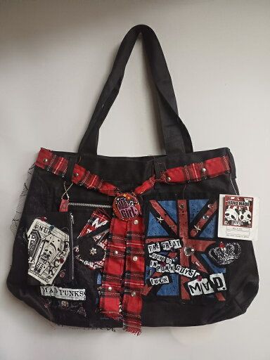 Punk Purse, Patches On Purse, Punk Sewing Patterns, Punk Upcycle, Sewing Bag Ideas, Punk Bag Diy, Bag Decorating Ideas, Grunge Gifts Ideas, Punk Bag