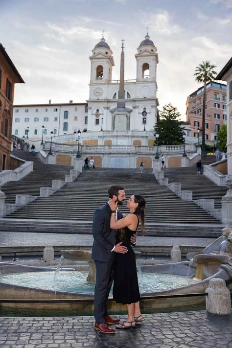 Couple photography from the Spanish steps in Rome Italy Rome Couple, Photoshoot In Rome, Couple Photoshoot Engagement, Love Story Photoshoot, Rome Photo, Poses Family, Spanish Steps, Photoshoot Engagement, Italy Pictures