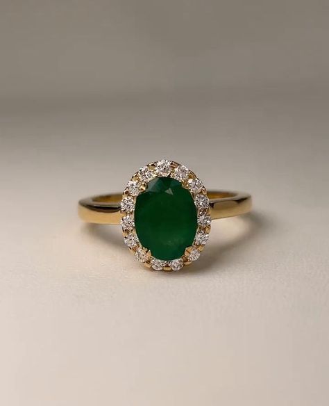 Ruby And Emerald Necklace Indian, Antique Emerald Ring Gold, Stone Ring Design Gold For Women, Colour Stone Rings, Emerald Ring Designs For Women, Emerald Ring Designs, Emerald Necklace Indian, Stone Rings Women, Diamond Emerald Earrings