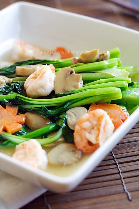 In Chinese or Cantonese restaurants, Chinese vegetables (choy sum) are often served two ways: brown sauce or white sauce--a recipe I am sharing with you today. | rasamalaysia.com Choy Sum Recipe, Chinese Coleslaw, Masakan Malaysia, Asian Vegetarian Recipes, Choy Sum, Easy Vegetable Recipes, White Sauce Recipes, Chinese Vegetables, Shrimp And Vegetables