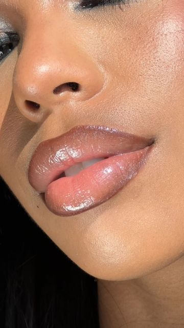 Glossy Lips Makeup, Rave Ideas, Neutral Lips, Lip Makeup Tutorial, Swag Makeup, Gloss Labial, Makeup Hacks, Lip Glosses, Glossy Lips