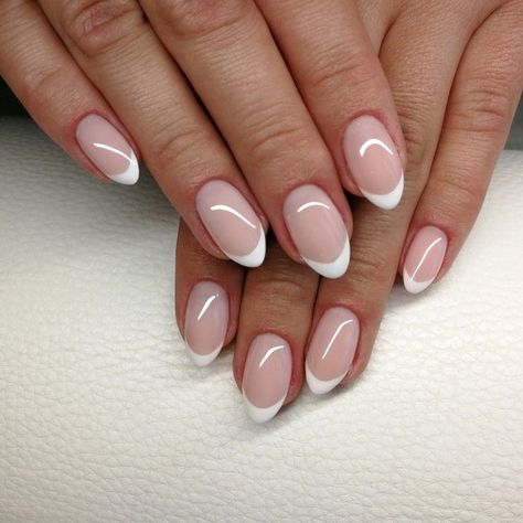 Mani French Tip, French Tip Oval Nails With Design, Mini Nails French, French Nail Base Color, French Manicure Short Almond Nails, French Manicure On Oval Nails, Manicure French Ideas, French Rounded Nails, Round Nails With French Tip