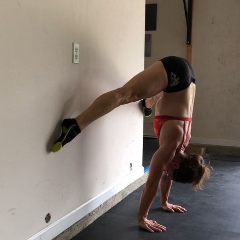 pamelagnon on Instagram: “| PRESS HANDSTAND NEGATIVE | ..... 🔹Another drill from our Performance Plus 4 Week Press Handstand Program w Dr Zach Long…” Anna Archer Handstand, Tumbling Gymnastics Aesthetic, Movement Inspiration, Hand Stands, Press Handstand, Handstand Push Up, Tumbling Gymnastics, Anatomy Sculpture, Handstand