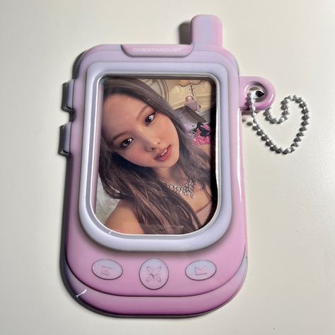 kpop pink photocard holder Pink Photocard, Kpop Pink, Photocard Holder, Kpop Diy, Stationary Shop, Pretty Jewelry Necklaces, Kpop Merch, Booth Design, Kpop Aesthetic