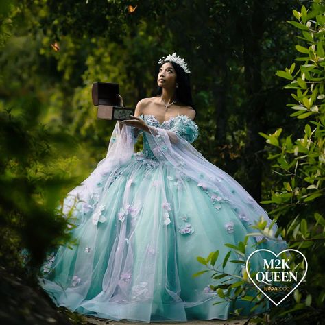 Mint Green Quinceanera Dresses, Quince Picture Ideas, Enchanted Forest Quinceanera Theme, Quinceañera Photoshoot Ideas, Quince Photoshoot Ideas, Debut Theme, Quince Pictures, Quinceanera Pictures, Green Quinceanera Dresses