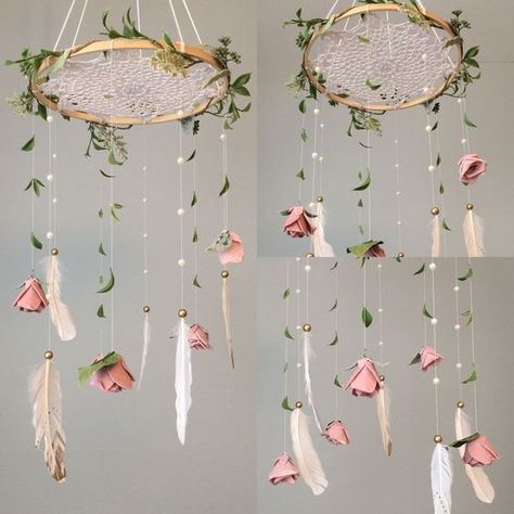 Floral Mobile Nursery, Dreamcatcher Mobile, Floral Mobile, Dream Catcher Mobile, Girl Nursery Room, Dream Catcher Diy, Feather Crafts, Décor Diy, Dreamcatchers