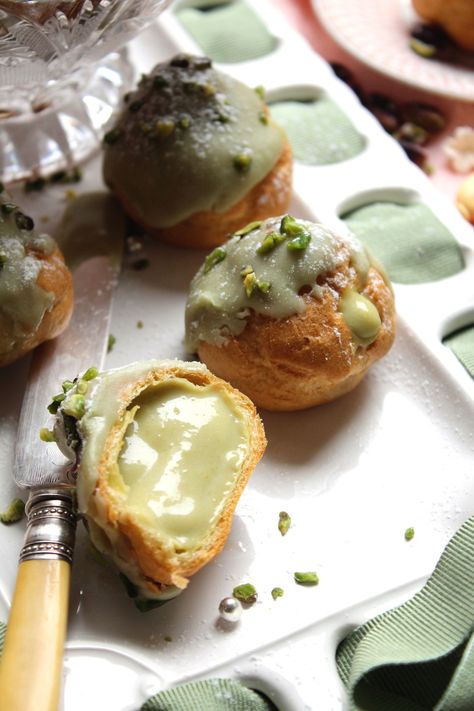 Bignè with Pistachio Custard – T O N I B R A N C A T I S A N O Pistachio Eclairs Recipe, Pistachio Custard Cream, Best Pistachio Dessert, Dessert With Pistachio, Pistachio Cream Puffs, Pistachio Pastry Cream, Pistachio Cream Dessert, Pistachio Baking, Pistachio Eclair