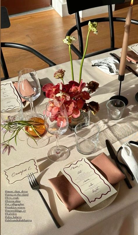 Flowers For Dinner Table, Brown Table Wedding Decor, Birthday Dinner Table Setting Ideas, 30 Birthday Dinner Party Table Settings, Food Table Styling, Burgundy Brown Wedding, Decorate Table For Party, Italian Wedding Aesthetic Table Decor, Wedding Inspo Burgundy