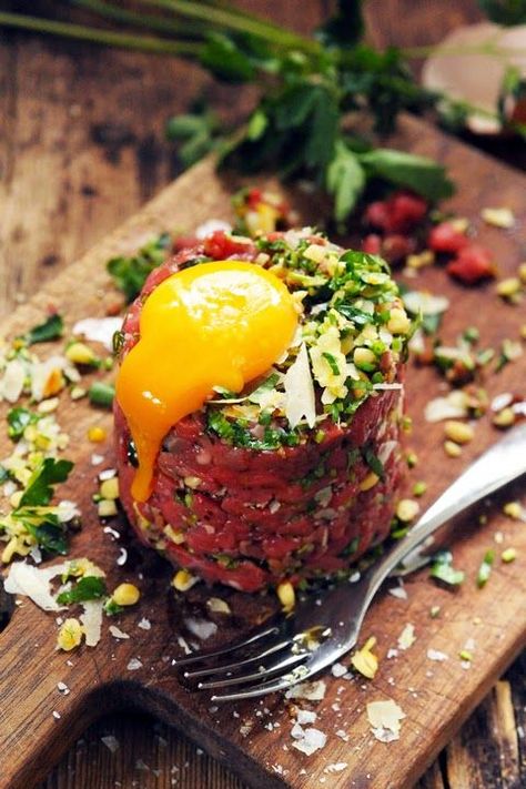 Tartare Recipe, Beef Tartare, Steak Tartare, French Dishes, Munnar, French Cooking, French Food, An Egg, Food Presentation