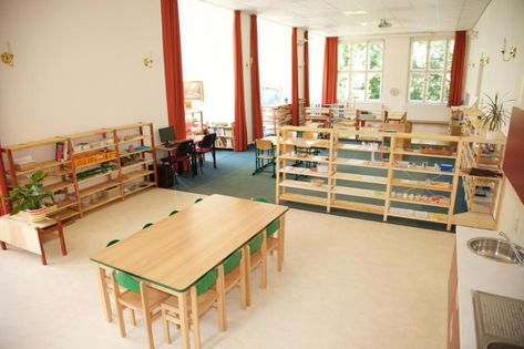 Czech Reblic Montessori School Montessori, Montessori Classroom Layout, Preschool Building, Kindergarten Montessori, Sandpaper Letters, School Layouts, Montessori Environment, Flowers Everywhere, Montessori Method