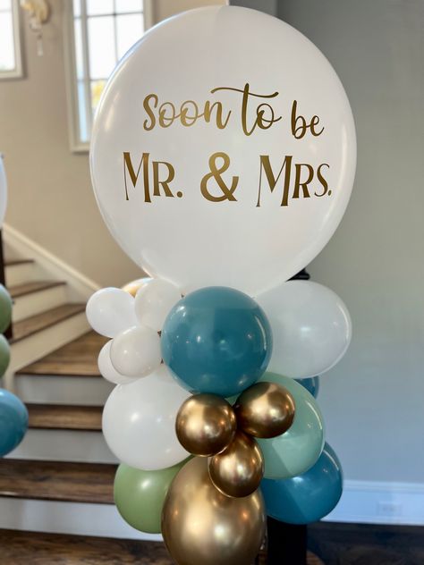 Happily Ever After Shower Ideas, Engagement Balloon Bouquet, Just Engaged Decorations, Engagement Celebration Ideas, Engagement Shower Ideas, Mr And Mrs Balloons, Engagement Party Table, Future Mr And Mrs, Proposal Party