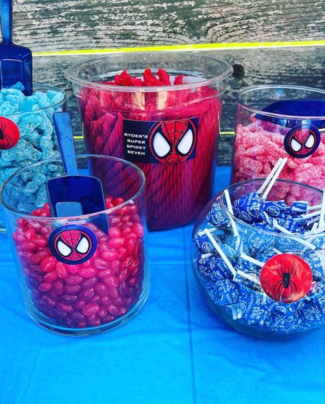 Spider Man Treat Table Ideas, Cute Spiderman Birthday Decorating Ideas, Spiderman Goodie Bags Ideas, Spiderman Candy Table Ideas, Spider Man Birthday Party Ideas Dessert Tables, Spiderman Sweets Table, Diy Spider Man Party Ideas, Spiderman Treat Table, Spider Man Birthday Party Ideas Simple