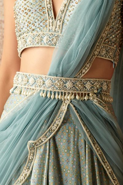 Saree Belt, Ridhi Mehra, Saree With Belt, Sari Design, Half Saree Designs, Unique Blouse Designs, Unique Blouse, Designer Party Wear Dresses, Trendy Blouse Designs