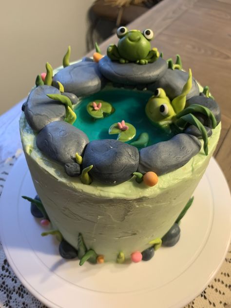 Fondant frogs with a jello pond! Easy and fun! #cake #pondcake #frogpondcake #frog Frog Cake Ideas, Valentine Gifts For Boyfriend, Lake Cake, Cake Valentine, Pond Cake, Frog Food, Nature Cake, Frog Cake, Frog Pond