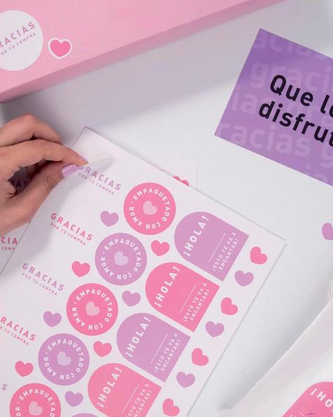 San Valentin ♥️ y los productos MAS AMADOS por la comunidad Paketin: ✨Stickers para packaging (lila y rosa): ¡75 stickers + 125 minis! La cantidad justa para darle ese toque extra a todos tus envíos. ✨Bolsas para envíos “NUEVO FAVORITO” (20X30): estas bolsas están geniales para prendas pequeñas y cajas chiquitas. Amamos que tengan un espacio para sumar stickers 😍 ✨Papel de seda “Likes y corazones” Rosas (40x50): esta estampa es lo maaaass! Sutil, femenina y muy divertida. ¿Cuál producto t... Sticker Packaging Ideas, Valentine Packaging, Sticker Packaging, Stickers Packaging, Photoshop Tutorial Graphics, Stickers Cool, Small Business Gifts, Brand Stickers, Money Holders