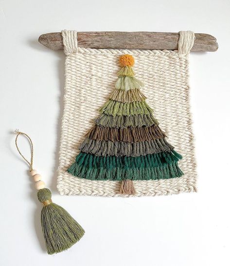 Crochet Christmas Tree Wall Hanging, Knitted Wall Hanging, Small Weaving Projects, Weaving Christmas, Christmas Weaving, Woven Wall Hanging Diy, Tapestry Crafts, Tapestry Loom Weaving, Rigid Heddle Weaving Patterns