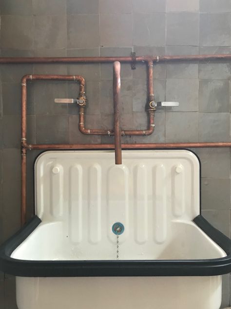 Copper Pipe Taps, Enamel Sink, Alape Bucket Sink, Exposed Plumbing, Bucket Sink, Loft Style Living, Diy Bathroom Vanity, Stair Remodel, Casa Vintage