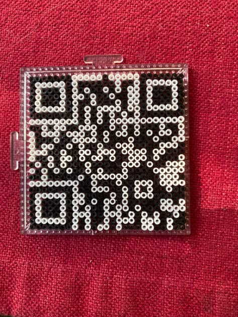 Qr Code Perler Beads, Striped Perler Bead Ideas, Perler Bead Qr Code, Person Perler Beads, Epic Face Perler, Perler Bead Ghostface, Funny Perler Beads Ideas, Perler Bead Shaker, Tv Girl Perler Beads