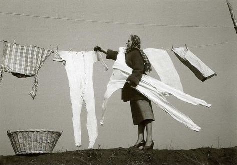 A housewife taking frozen long johns off the washing line, 1940s Laundry Lines, Fotocamere Vintage, Frozen Outfits, Clothes Hanging, Vintage Laundry, Washing Line, Photo Vintage, 인물 사진, Clothes Line