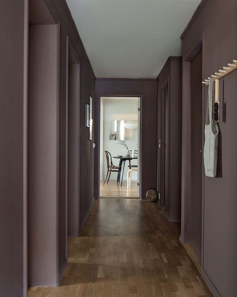 Jotun LADY on Instagram: “En drøm av en gang i fargen LADY 20142 Daydream! -Tenk at en farge kan gjøre en så stor forskjell! Når vegger, lister og dører males i den…” Hallway Before And After, Flooring For Stairs, House Color Palettes, Interior Wall Paint, Spa Room, Minimalist Room, Paint Colors For Home, Hallway Decorating, Residential Interior