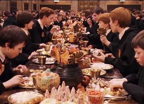 The Phases Of Thanksgiving Dinner, As Told By "Harry Potter" Harry Potter Feast, Hogwarts Halloween, Harry Potter Dinner, Hogwarts Visuals, Treacle Tart, Pasta Restaurants, Harry Potter Wiki, Cumpleaños Harry Potter, Hogwarts Shifting