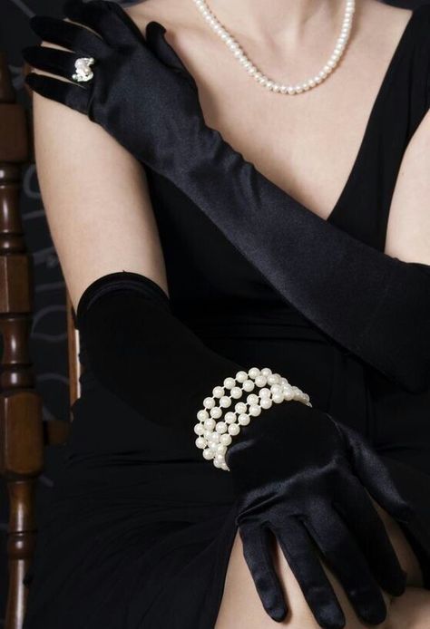 Opera Gloves Outfit, Black Gloves Aesthetic, Dress With Gloves Classy, Black Dress With Gloves, Old Hollywood Prom, Glamour Gloves, Black Dress With Pearls, Gloves Aesthetic, Opera Dress