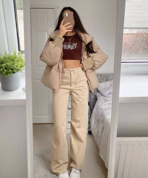 Beige Pants Outfit, Jean Beige, Outfits Con Jeans, Womens Winter Fashion Outfits, Beige Jeans, Beige Outfit, Outfit Mujer, Beige Pants, Brown Outfit