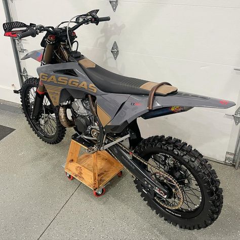 Enduro Builds (@enduro_builds) • Instagram photos and videos Adventure Bike Motorcycles, Cool Dirt Bikes, Motorcross Bike, Off Road Bikes, Dual Sport Motorcycle, Enduro Motorcycle, Four Wheelers, Iron Horse, Motorcycle Art